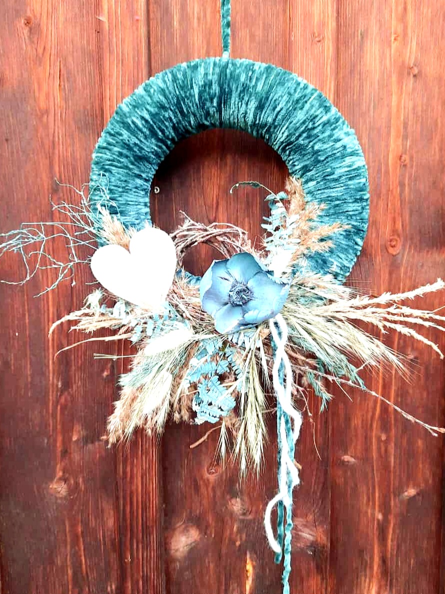 Herbstkranz aus Trockenblumen mit Holzdetails